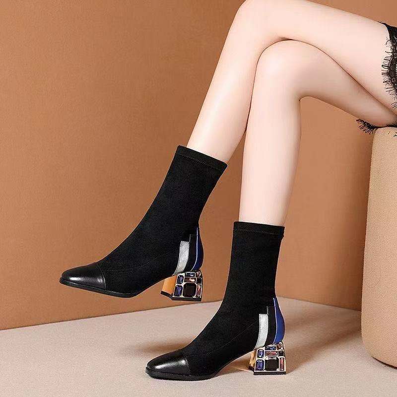 Botines de Terciopelo con Punta Afilada y Tacón Alto de Estrás